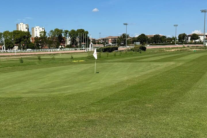 1 hour of Golf initiation with a Teacher plus 1 hour of Mini Golf.