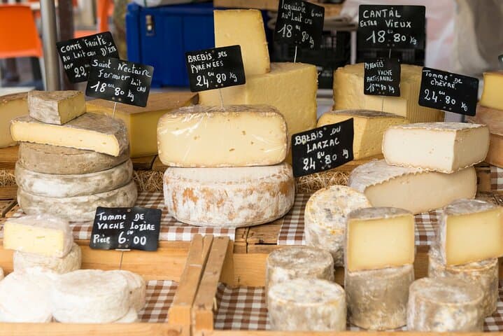 Guided Wine and Specialty Cheese Tasting in Montmartre