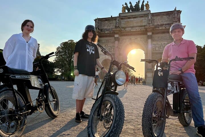 Night / Sunset Tour of Paris in Electric Bike