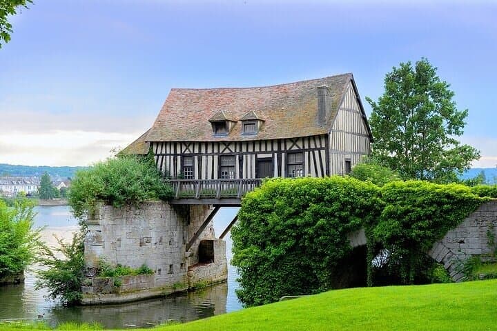 Private Round Trip Transfer from Paris to Giverny by Sedan or Van
