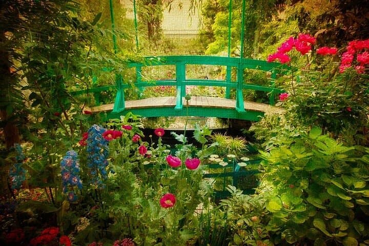Private Round Trip Transfer from Paris to Giverny by Sedan or Van