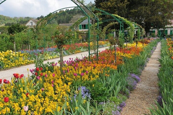 Private Round Trip Transfer from Paris to Giverny by Sedan or Van