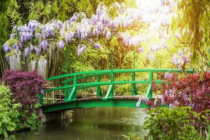 Private Round Trip Transfer from Paris to Giverny by Sedan or Van