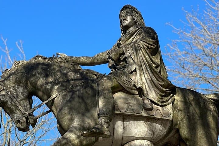Statue Louis XIII, Place des Vosges