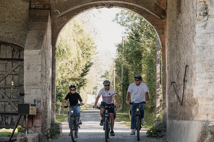 Arrival inside a farm by bike !