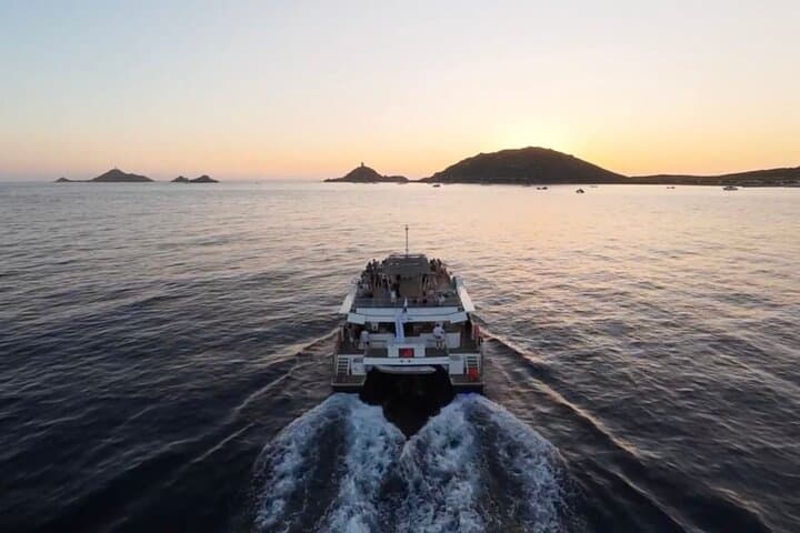 Catamaran Cruise - Bloodthirsty Islands Sunset