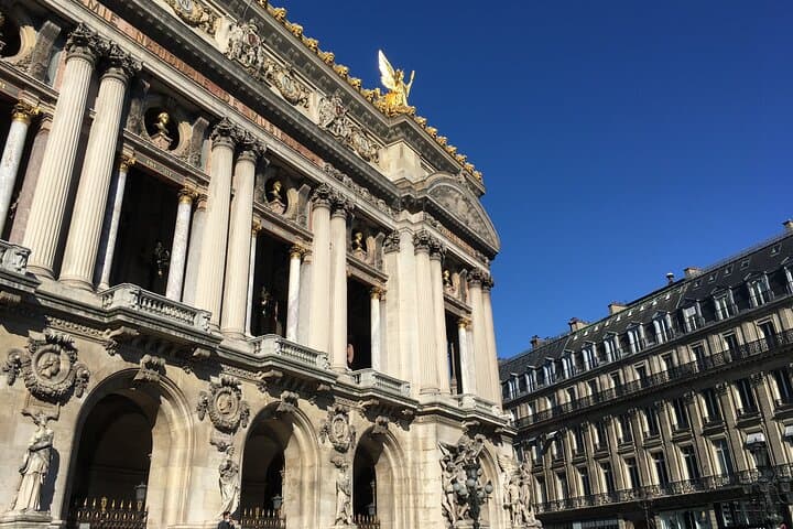 Between the statues and columns DE the Opéra Garnier, every detail can hide a clue.