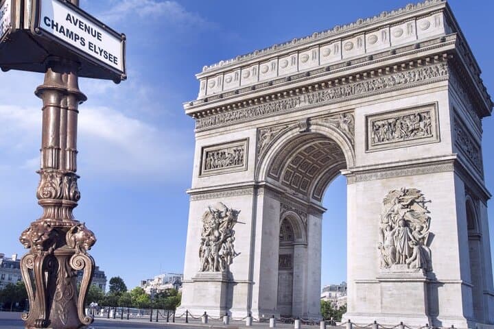 Departure Transfer from Paris to Paris Airport CDG in Private Van