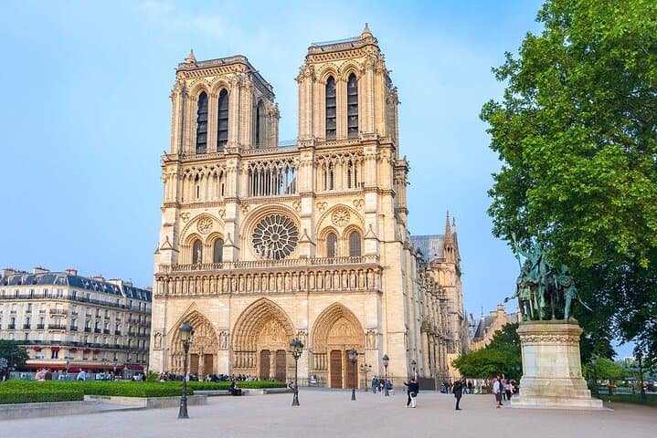 Departure Transfer from Paris to Paris Airport CDG in Private Van