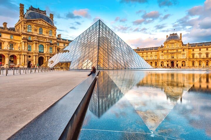 Departure Transfer from Paris to Paris Airport CDG in Private Van