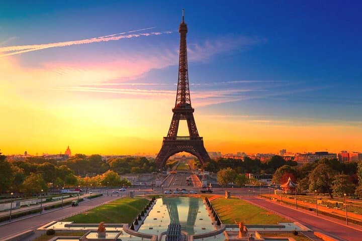Departure Transfer from Paris to Paris Airport CDG in Private Van