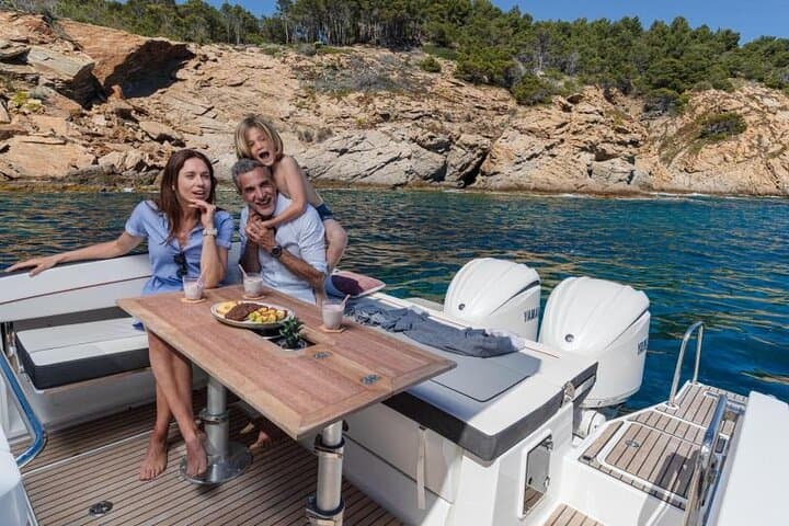 snacks in the Baie Canoubiers
