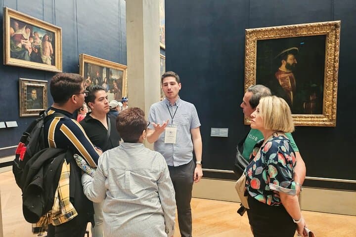 Louvre Museum Masterpieces Guided Tour in Small Group with Access