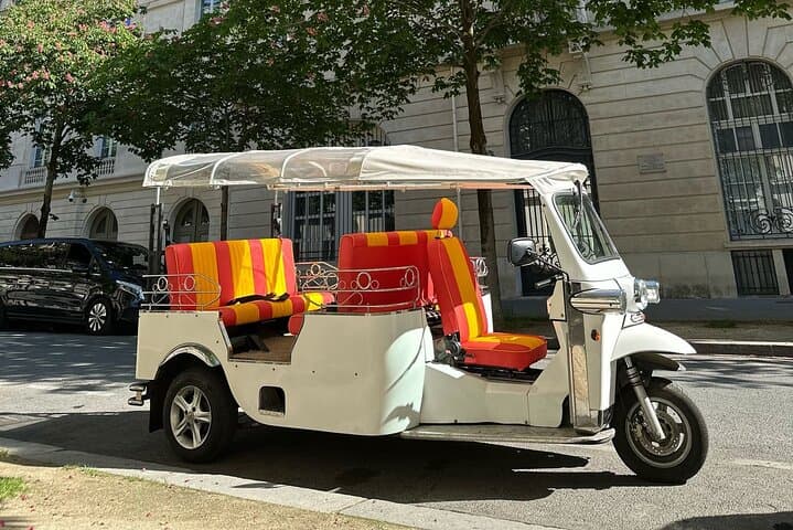 Private Tour of Paris in Tuktuk