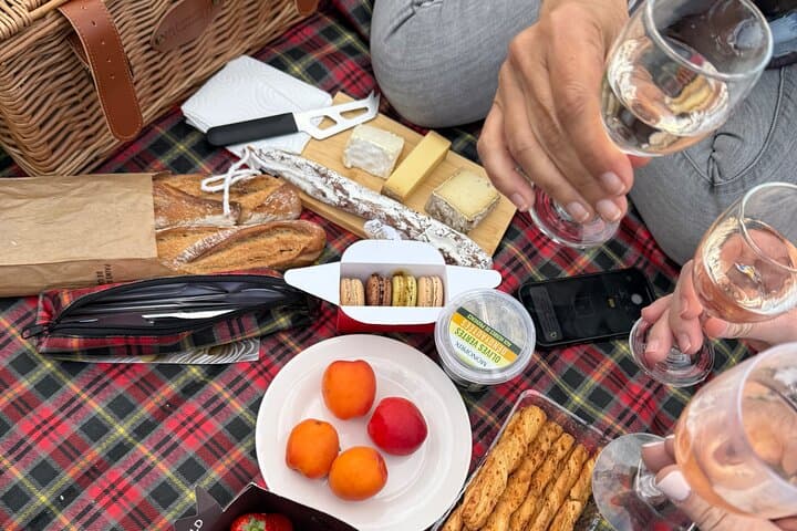 Gourmet Picnic in front of Eiffel Tower curated by Restaurateur