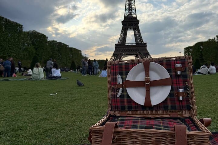 Gourmet Picnic in front of Eiffel Tower curated by Restaurateur