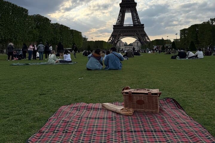 Gourmet Picnic in front of Eiffel Tower curated by Restaurateur