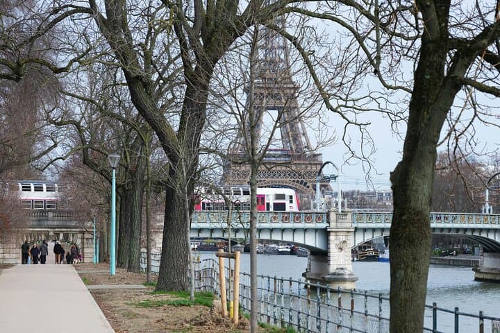 Eiffel Tower Tour up to Second Floor Access with a Private Guide