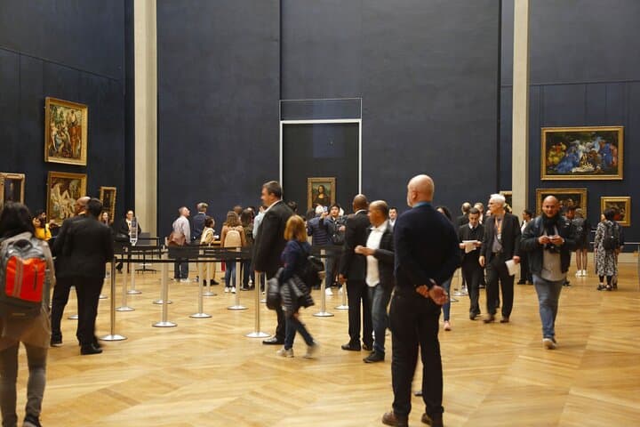 Paris: Louvre Walking Tour with Museum Entry