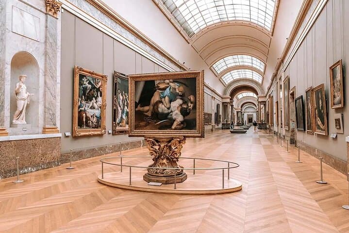 Paris: Louvre Walking Tour with Museum Entry