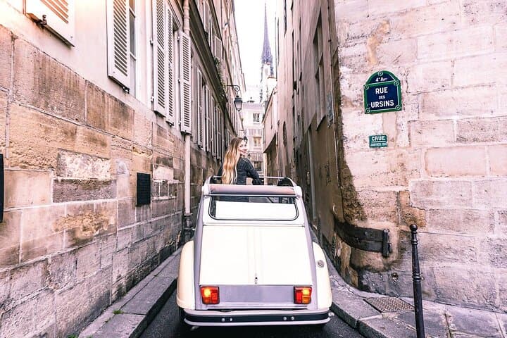 Explore Paris in a classic Citroën 2CV – private guided tour through iconic landmarks, hidden gems & Parisian charm. #Paris2CV #ClassicCarTour #ParisSightseeing #VintageParis