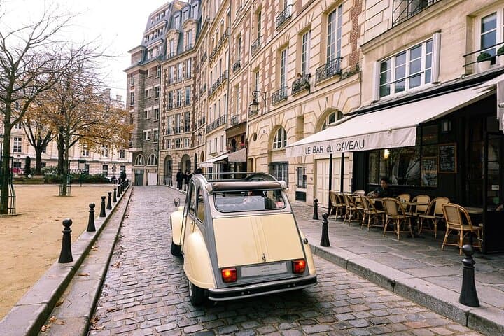 Explore Paris in a classic Citroën 2CV – private guided tour through iconic landmarks, hidden gems & Parisian charm. #Paris2CV #ClassicCarTour #ParisSightseeing #VintageParis