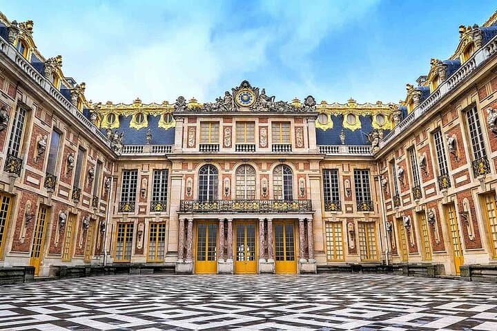 7 Day Tour Paris Barcelona Bordeaux and Chambord Castle