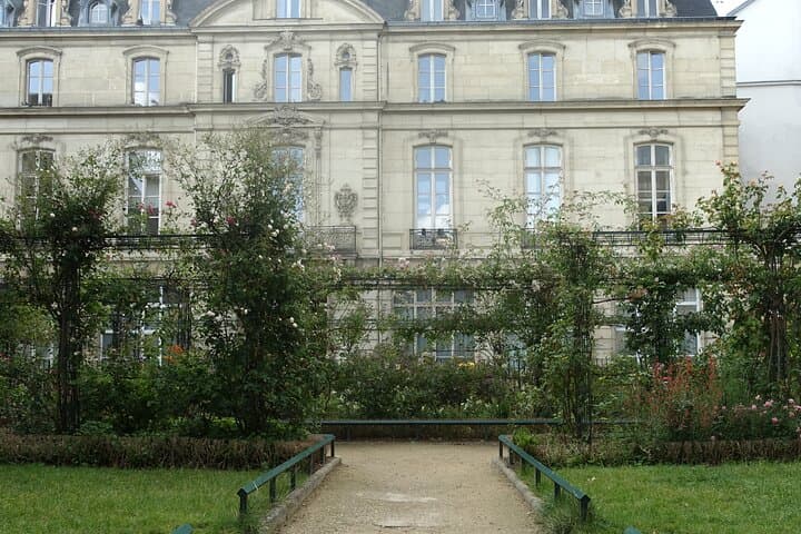 Walk in the secret gardens of the Marais Paris