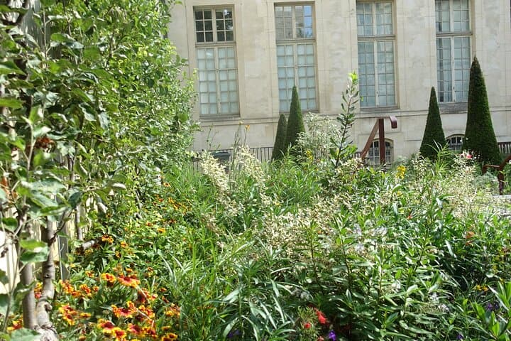 Walk in the secret gardens of the Marais Paris