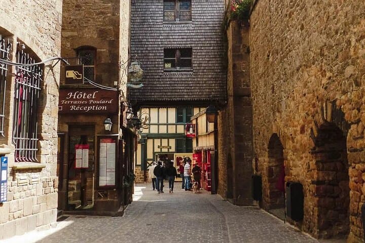 2 Day Private Trip Mont St Michel and 3 Chateaux Loire VAN VIP