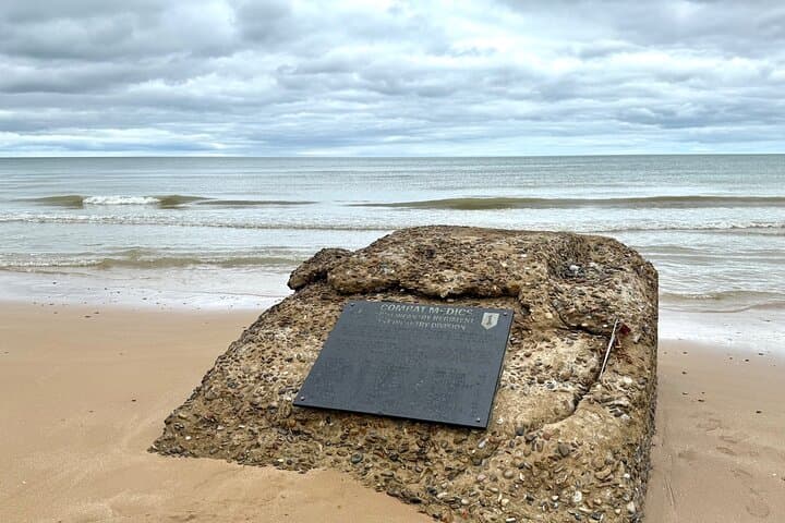 Monument DEs Medics de la Big Red One, Omaha Beach, Normandy