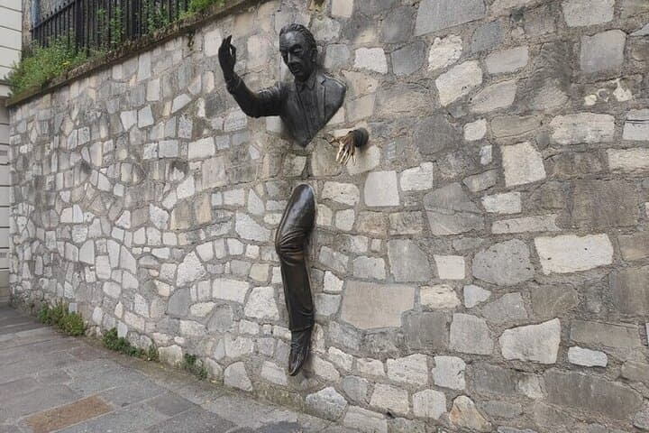 Montmartre walking tour with a local guide