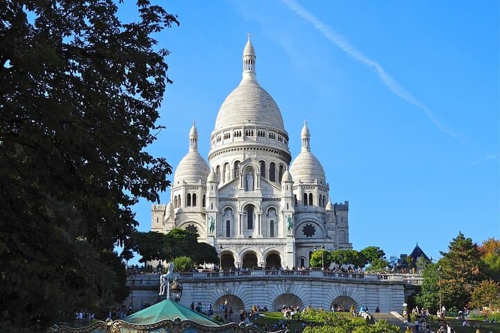 Montmartre walking tour with a local guide