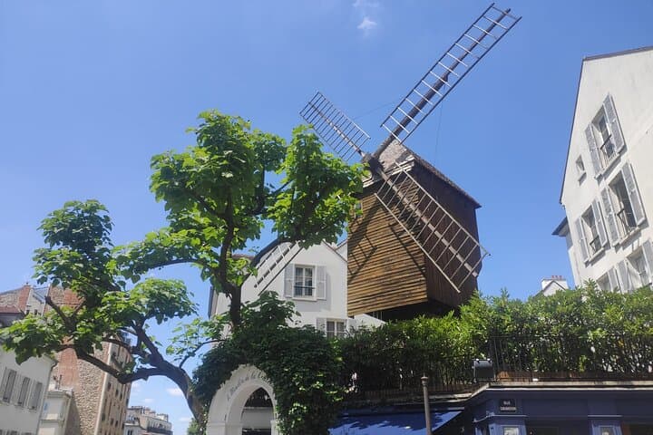 Montmartre walking tour with a local guide