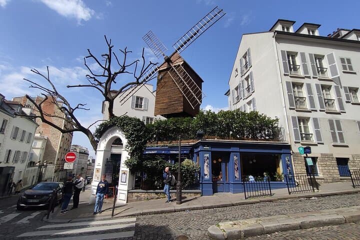 Montmartre walking tour with a local guide