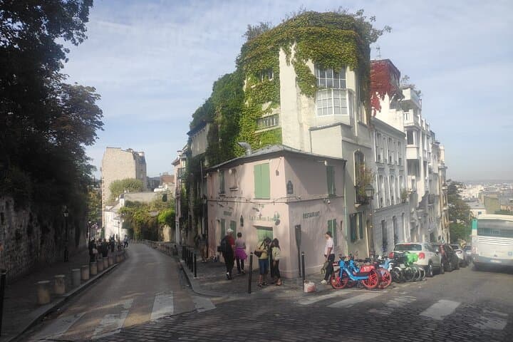 Montmartre walking tour with a local guide