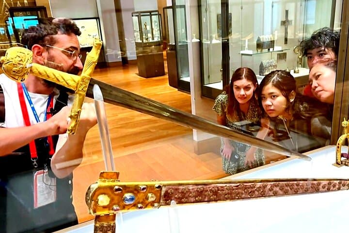 Family Friendly Louvre Museum Private Guided Tour