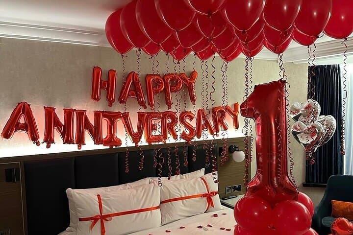 DECORATIVE ROOMS ANNIVERSARY REASON WITH CEILING BALLOONS AND 4 BALLOONS WITH HELIUM PLUS ANNIVERSARY NUMBER
