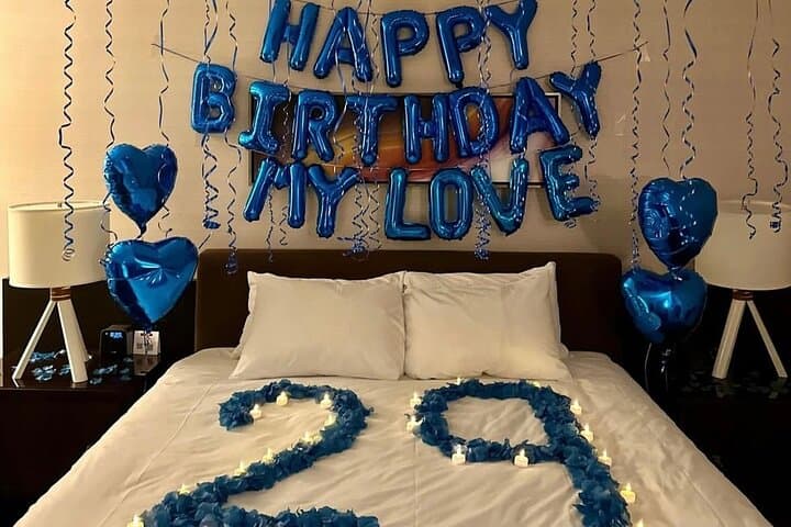 DECORATED ROOM HAPPY BIRTHDAY 4 BALLOONS WITH HELIUM AND DECORATIVE PETALS WITH CANDLES AND CEILING BALLOONS