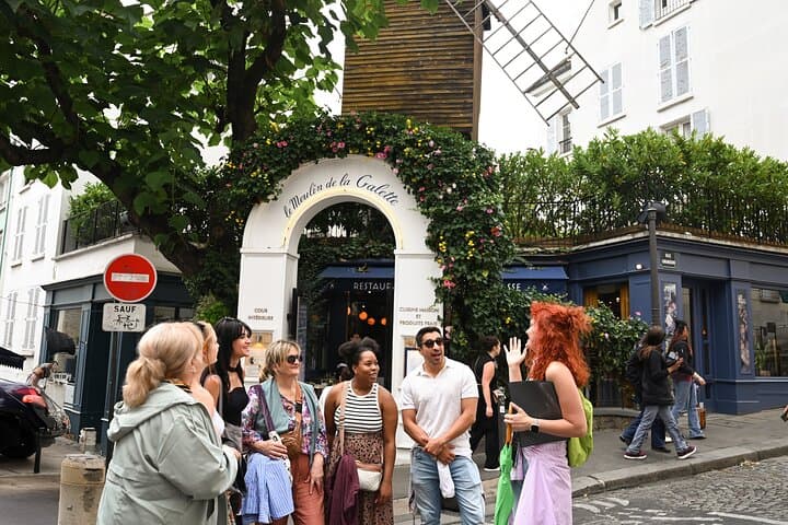 Montmartre Walking Tour with Secret Tales, Views & Croissant