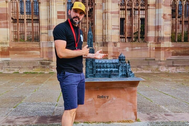 Your Guide will draw you to the Place du Château, DE front of the 3D model of the building. This is where we will tell you how such a building was built, step by step, over DE 400 years.