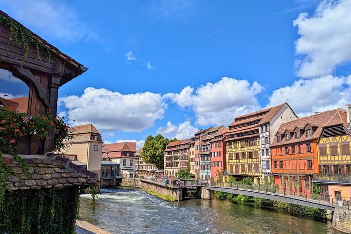 DE the Pont Saint-Martin, the gaze dives into the Petite France, a picture of postcards where half-timbered houses were put in the water.