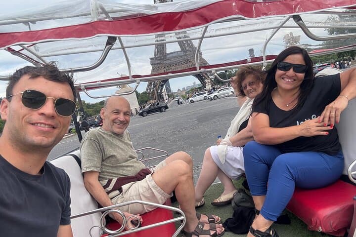 Paris 3 hour Private Sightseeing Tour in Electric Tuk Tuk