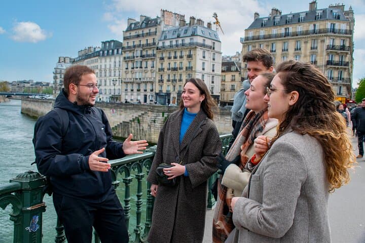 Explanation on the bridge in front of Notre-Dame