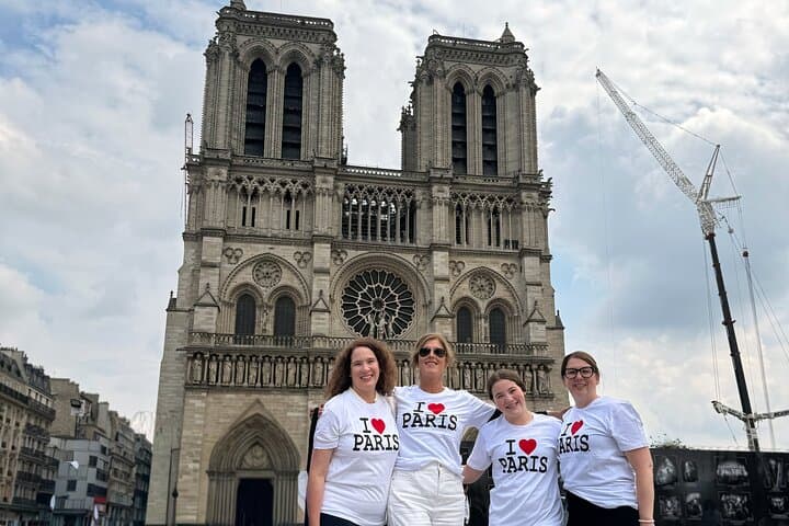 Tourists in front og Notre-Dame