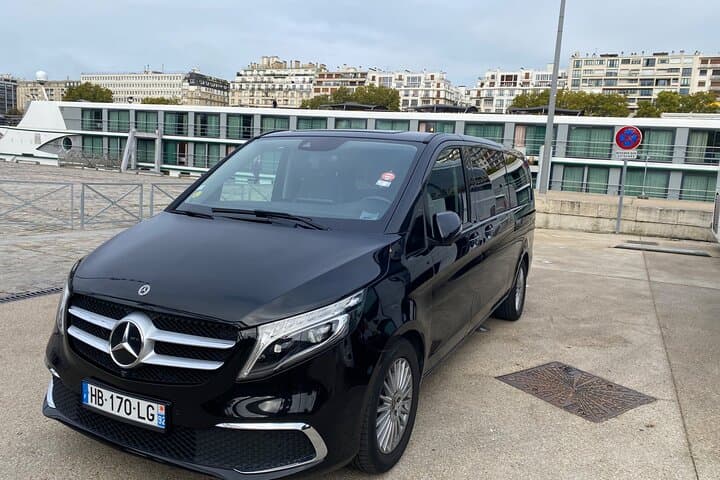 Transfers between Paris and Paris Disneyland Versaille Airports