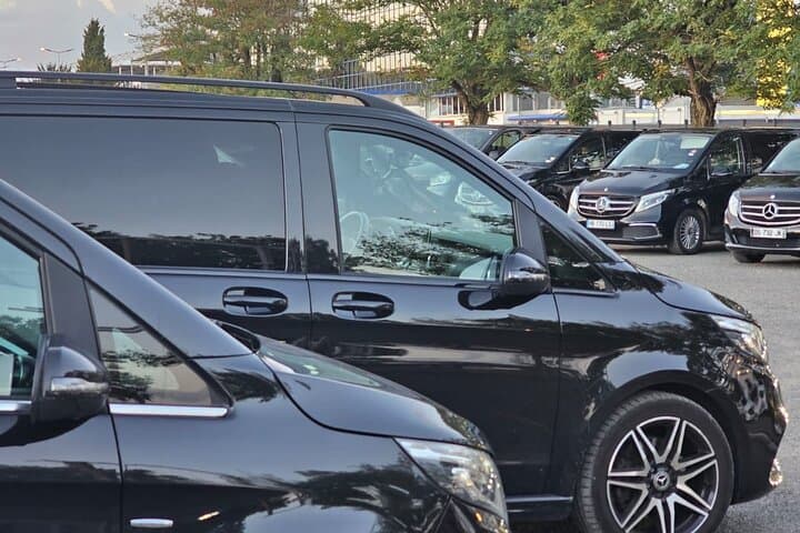 Transfers between Paris and Paris Disneyland Versaille Airports
