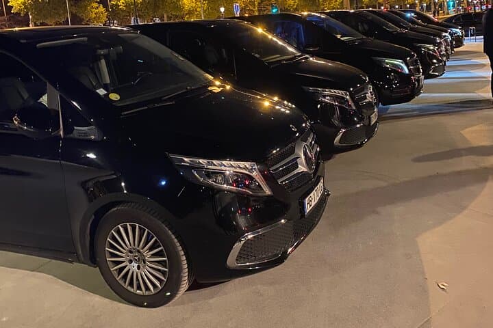 Transfers between Paris and Paris Disneyland Versaille Airports