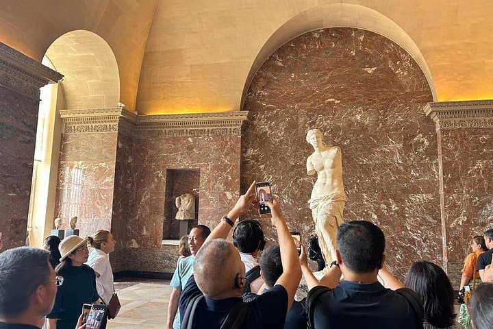 Private Louvre Museum Highlights Guided Tour with Skip-the-Line