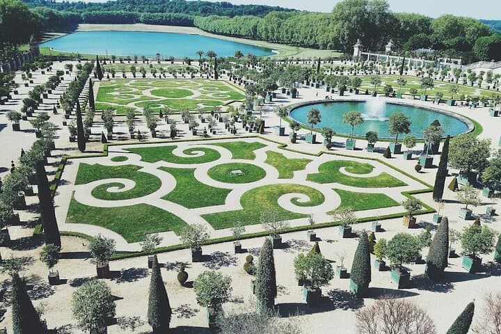 Round private transfer from Paris to Versailles